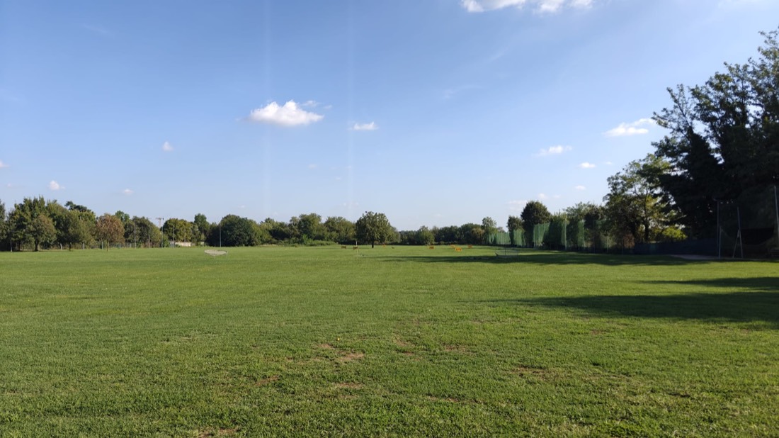 Il campo aperto del driving range sotto un cielo sereno