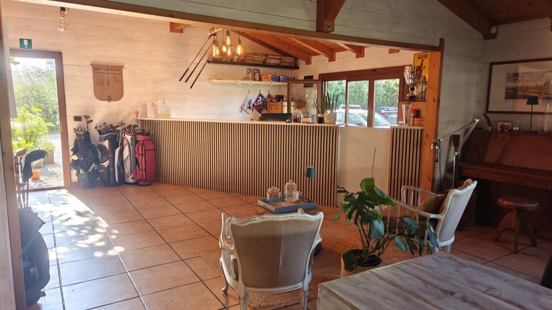 L'interno della clubhouse in legno, con il bancone e le sacche
