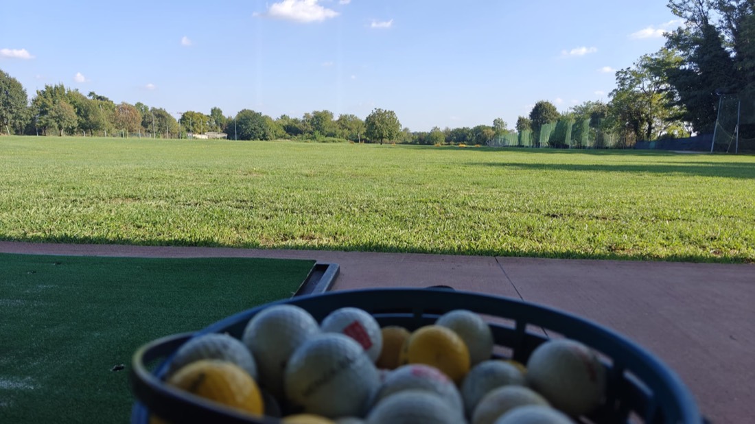 Il driving range visto dalla postazione, con un cesto di palline