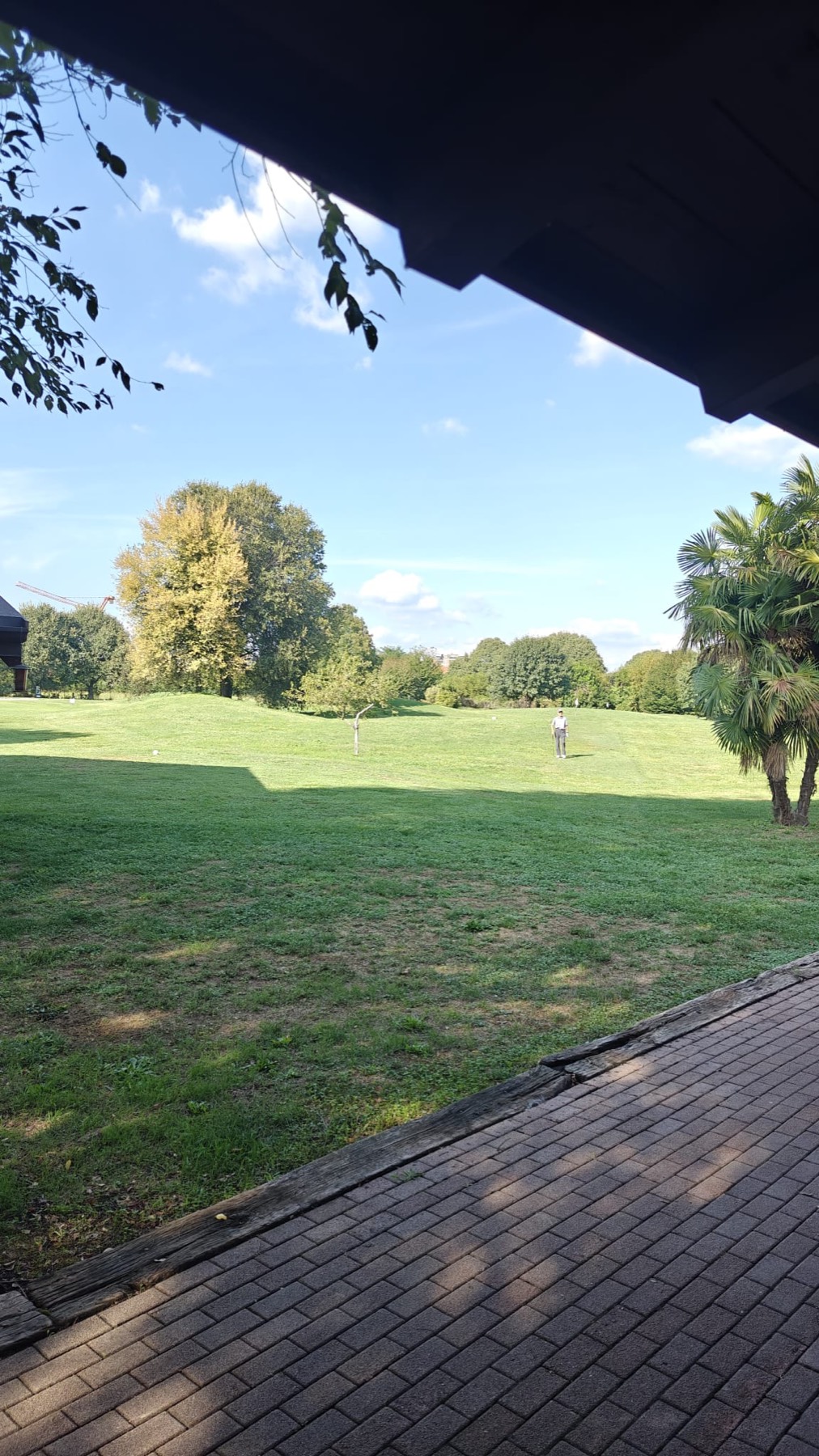 Il prato visto dal portico della clubhouse