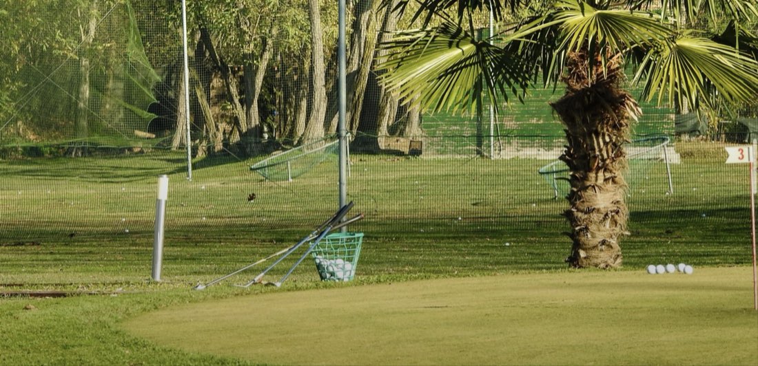 Il putting green nel pomeriggio, con i ferri appoggiati al cesto